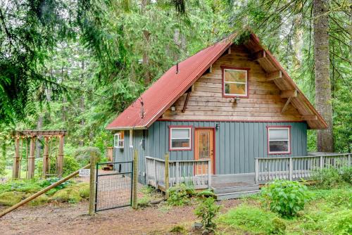 Zigzag House | Peaceful Mt Hood Cabin with Hot Tub and Fire Pit!