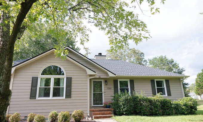 Watkinsville House | Peaceful neighborhood retreat minutes from downtown watkinsville and wire park.