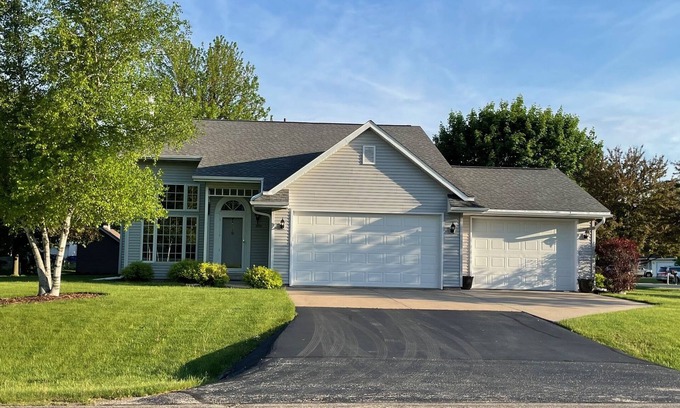 Butte Des Morts House | Peaceful Neighborhood 5 Miles from EEA Grounds