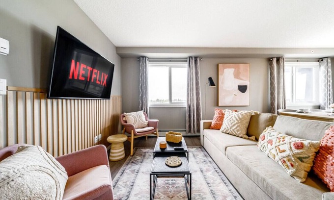 Southwest Edmonton Condo | Peaceful Oasis Condo 2BR AC Balcony KingBed