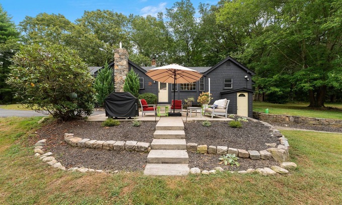 East Greenwich House | Peaceful Oasis minutes to T.F. Green International Airport, Main Street & more