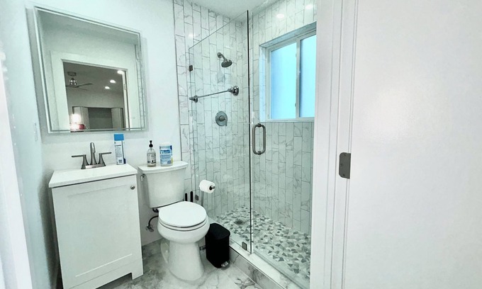 Davie Apartment | Peaceful Oasis. Room with a kitchenette for 1 person only
