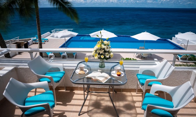 Zona Hotelera Norte Condo | Peaceful Oceanfront condo, Blue&White Calming Vibes, Attentive onsite staff