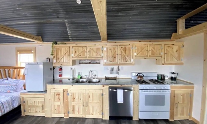Blanca Cabin | Peaceful off-grid cabin at Alamo Alpaca Ranch PET FRIENDLY