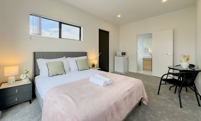 Papakura House | Peaceful One Bedroom with Garage in Takanini