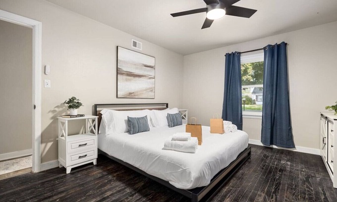 Groveland House | Peaceful Park Living - 3BD 10mins to DT Peoria