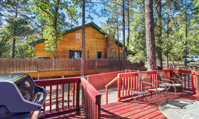 Pinetop-Lakeside Cottage | Peaceful Pinetop-lakeside Cabin w/4 Decks!