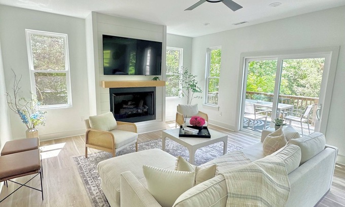 Lancaster House | Peaceful place to recharge, within steps to Center Hill Lake!
