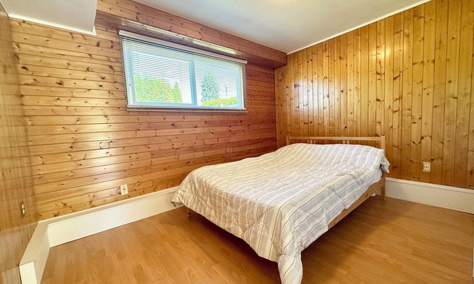 Richmond House | Peaceful place with Living Room, Kitchen and Washing Machine near Airport & Mall