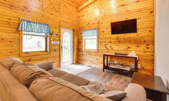Graymont Condo | Peaceful Pontiac Barndominium Near Local Museums