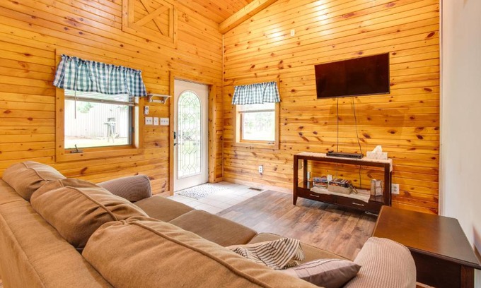 Graymont Apartment | Peaceful Pontiac Barndominium Near Local Museums
