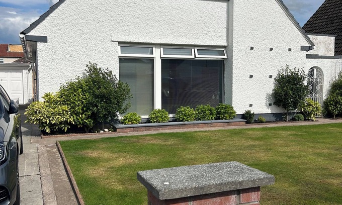Longcroft House | Peaceful private entrance, local bus stop with town link.