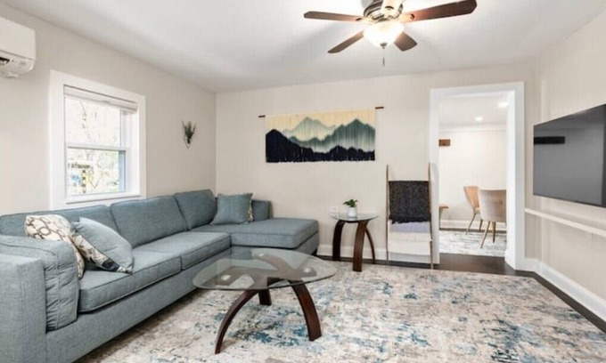 Fletcher Apartment | Peaceful Private Lane, Minutes to Airport, Modern & Cozy