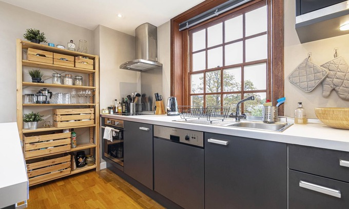West Hill Apartment | Peaceful Putney apartment by UnderTheDoormat