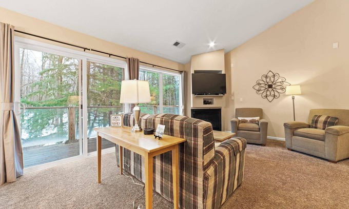 Bellaire Condo | Peaceful, Pvt Pool, Beach Lk Bellaire, Golf, Bike