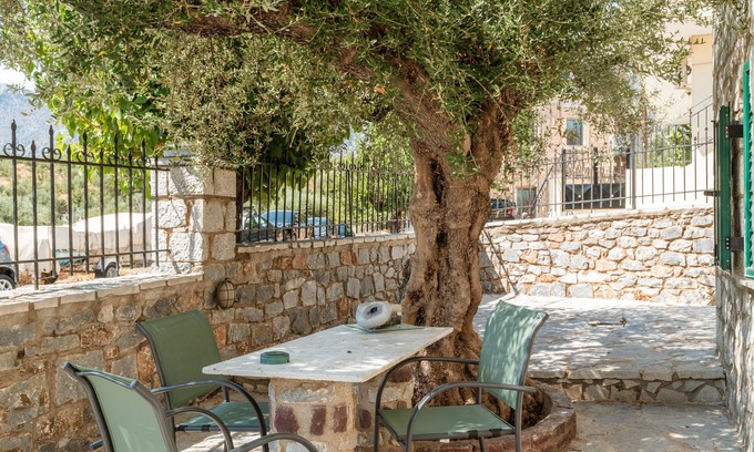 East Mani House | Peaceful Refuge In Mani