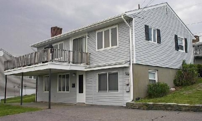 Bonnet Shores House | Peaceful, relaxing & beachy with sounds of the ocean, just a stone's throw away