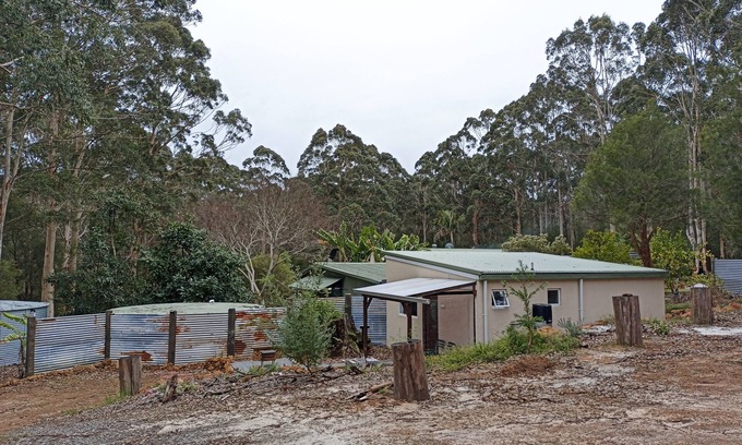 Kentdale Apartment | Peaceful relaxing Getaway in Karri Forest bordering a Nature Reserve.
