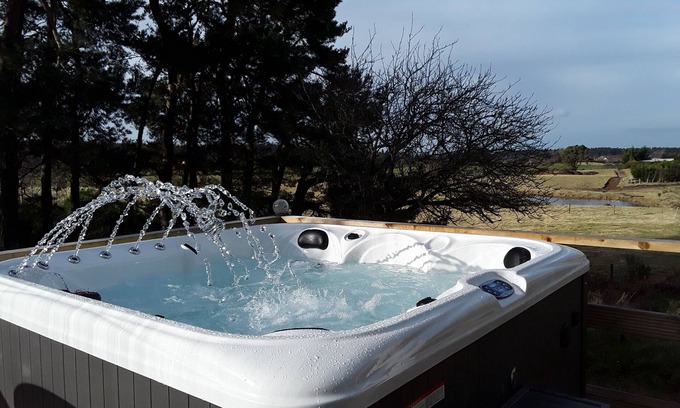 Elgin Cabin | Peaceful, relaxing lodge for 2 set in countryside
