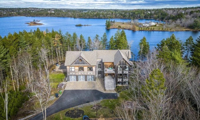 Hammonds Plains House | Peaceful Retreat on Schmidt Lake