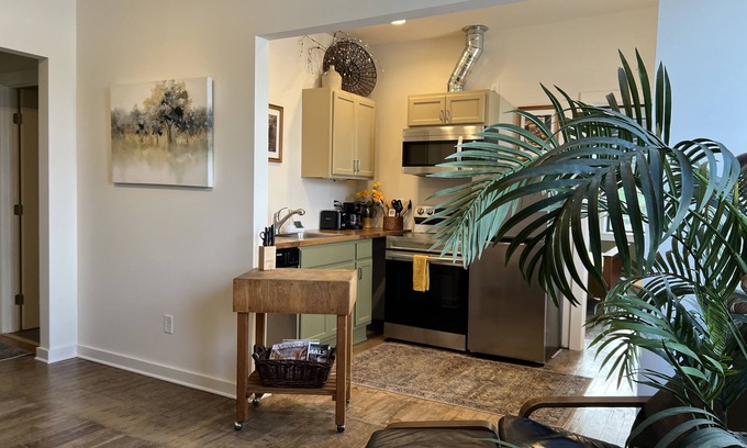 Colfax Apartment | Peaceful Retreat Above Fine Art Gallery in the Palouse
