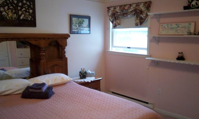 West Newbury House | Peaceful retreat for stays of 14 days and more. Panda room