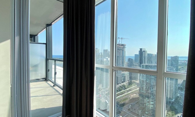 Toronto Entertainment District Apartment | Peaceful Retreat in Downtown