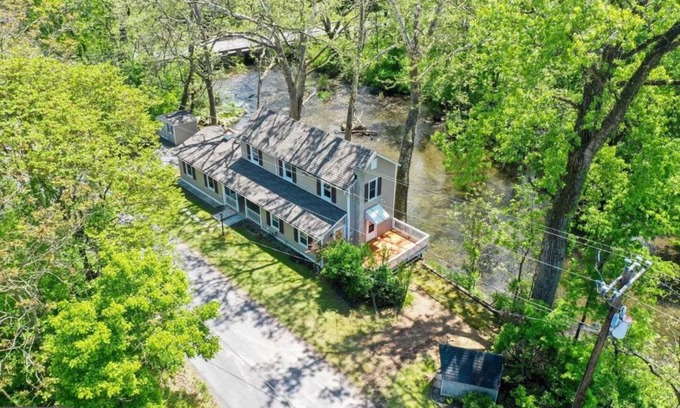 Edinburg House | Peaceful Retreat on Creekside