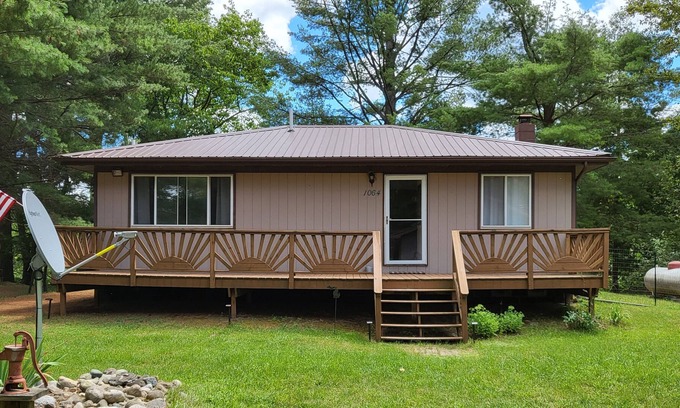 Gladwin Cottage | Peaceful~Riverfront~Cottage