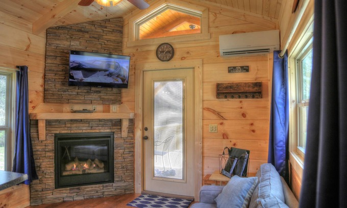 Topton Cabin | Peaceful & Romantic Log Cabin w/Hot Tub+Fireplace+Wi-Fi