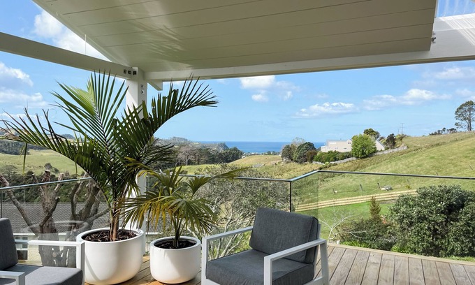 Mahurangi West House | Peaceful Rural 1-Bedroom Cottage with Ocean Views