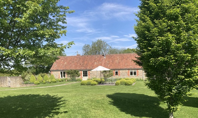 Bruton Cottage | Peaceful Rural Luxury Only 10 Minutes From the Restaurants of Bruton