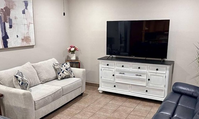 Raymondville House | Peaceful, Safe, & Centrally Located 1-bedroom house in Raymondville TX