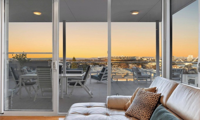 East Perth Apartment | Peaceful Sanctuary with Panoramic Views near Optus Stadium