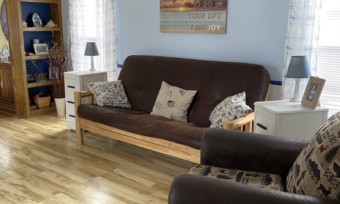 Port Hope House | Peaceful, Secluded get away, comes with Port Hope boat slip