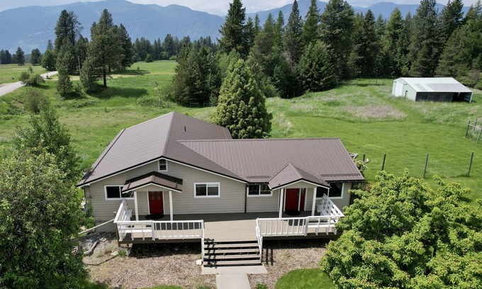 Bonners Ferry House | Peaceful Secluded Farmhouse - 10 minutes from Bonner's Ferry