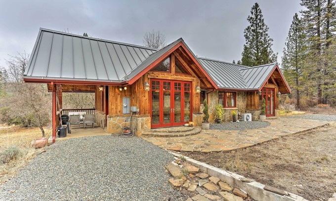 Weaverville Cabin | Peaceful Shasta Cascade Getaway on 15-Acre Ranch!