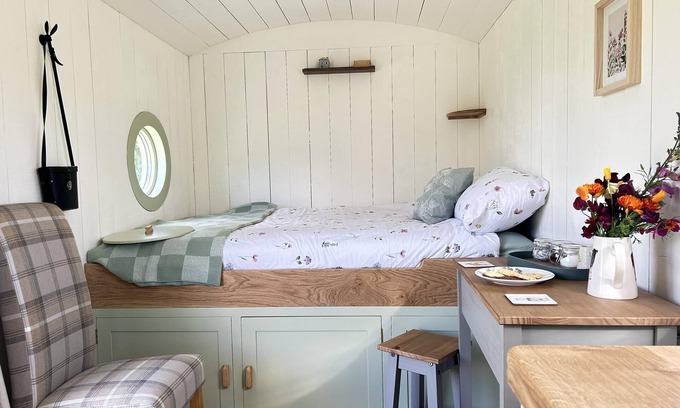 Chittlehampton Cabin | Peaceful shepherds hut with hammock