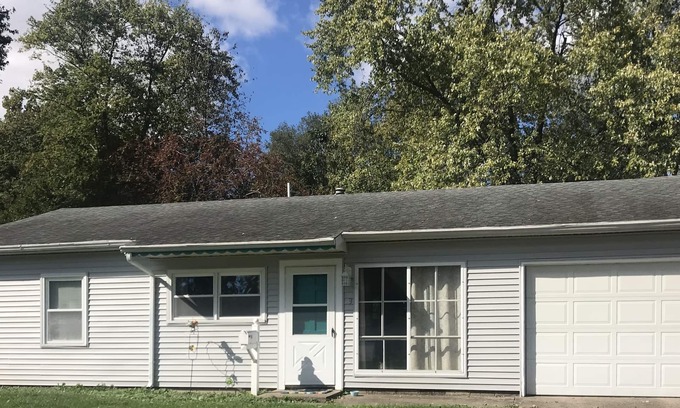 Urbana House | Peaceful Slumber/Free Parking and Wi-Fi
