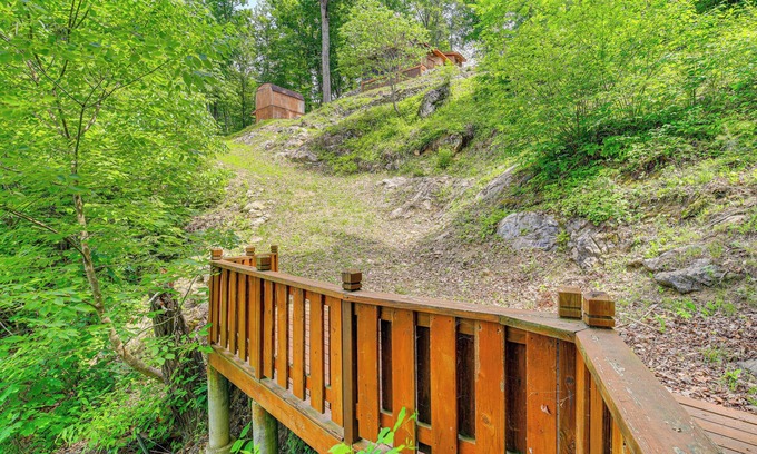 Abingdon Cottage | Peaceful South Holston Lake Cabin w/Dock & Deck!