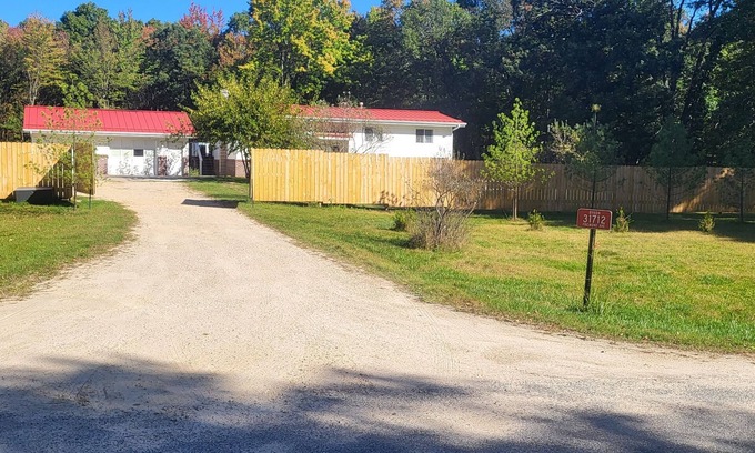 Tomah House | Peaceful, Spacious, Country 4-bedroom house with WiFi in charming Tomah