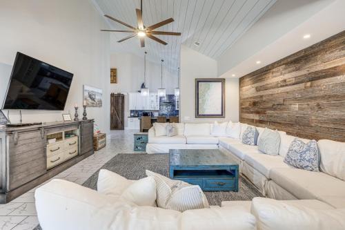 Demere Park House | Peaceful St Simons Island Home 1 Mi to Pier!