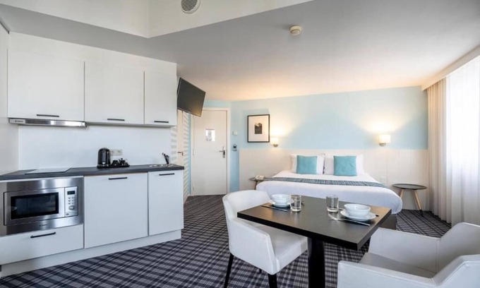 Ostend City Centre Hotel | Peaceful Stay Close to the Breathtaking Beach: Scenic Afternoon Walks | 3 Rooms