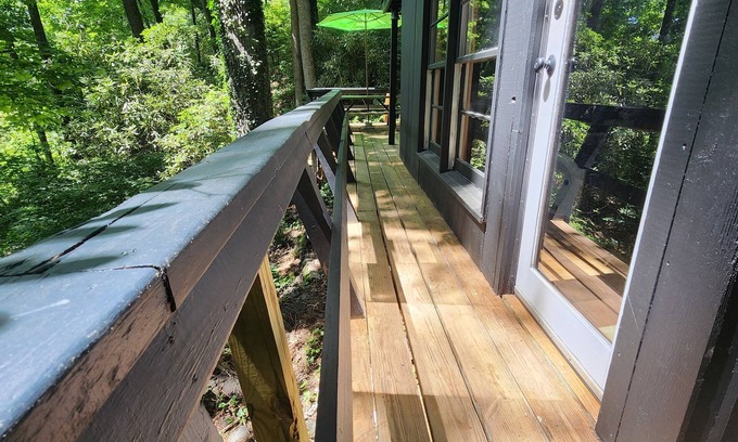 Lake Toxaway Cabin | Peaceful studio with WiFi in Lake Toxaway,North Carolina hot tub.