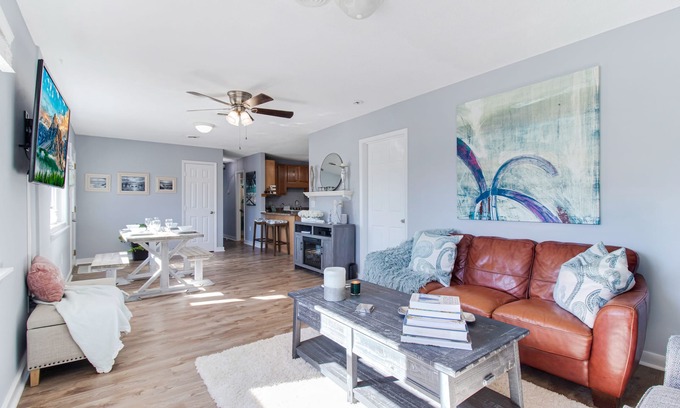 Southport Cottage | Peaceful Sunshine Cottage walk to waterfront family friendly