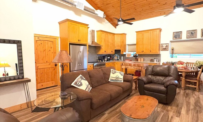 Lipan House | Peaceful Texas Retreat w/Gourmet Kitchen, Ranch Views, Optional MasterChef Meals