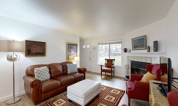 Southeast Boise House | Peaceful townhouse, fast WiFi & partial mountain views - walk to shops