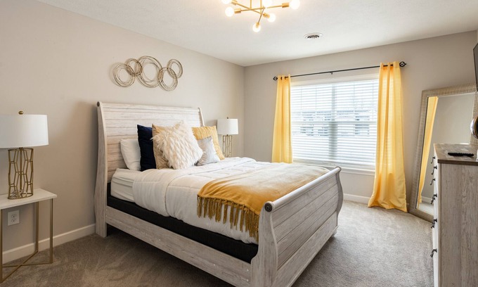 Brunswick House | Peaceful Townhouse Near CLE Hopkins Airport