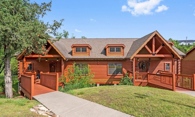 Branson Theater District Cabin | Peaceful Walk-in Cabin with Whirlpool Tub, Gas Fireplace, and Screened-in Porch