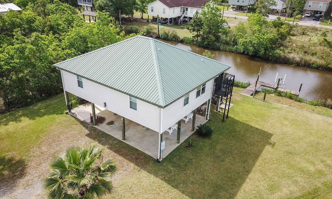 Shoreline Park House | Peaceful Waterfront Summer Escape! Sunshine, King Suite, Private Dock